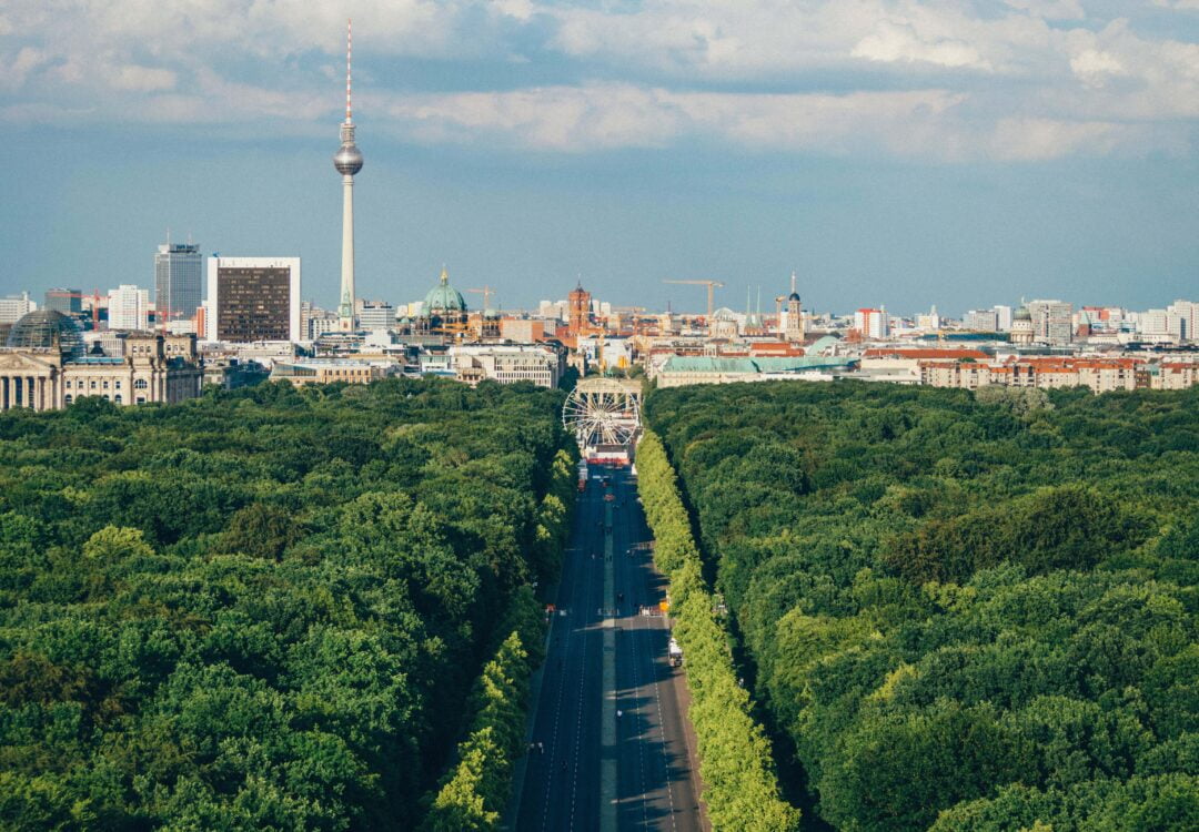Luftaufnahme des Panoramas der Berliner Innenstadt über dem Zoologischen Garten